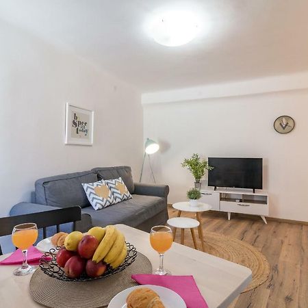 Central New Apartment Nonna Mara Rovigno Esterno foto