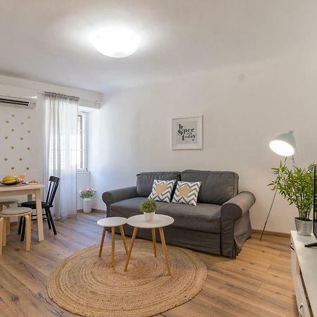 Central New Apartment Nonna Mara Rovigno Esterno foto