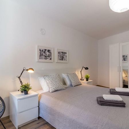 Central New Apartment Nonna Mara Rovigno Esterno foto