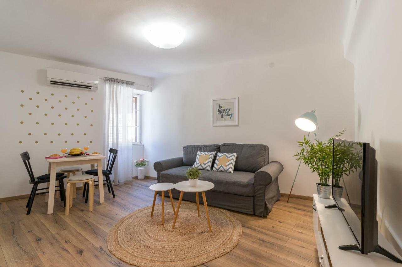 Central New Apartment Nonna Mara Rovigno Esterno foto