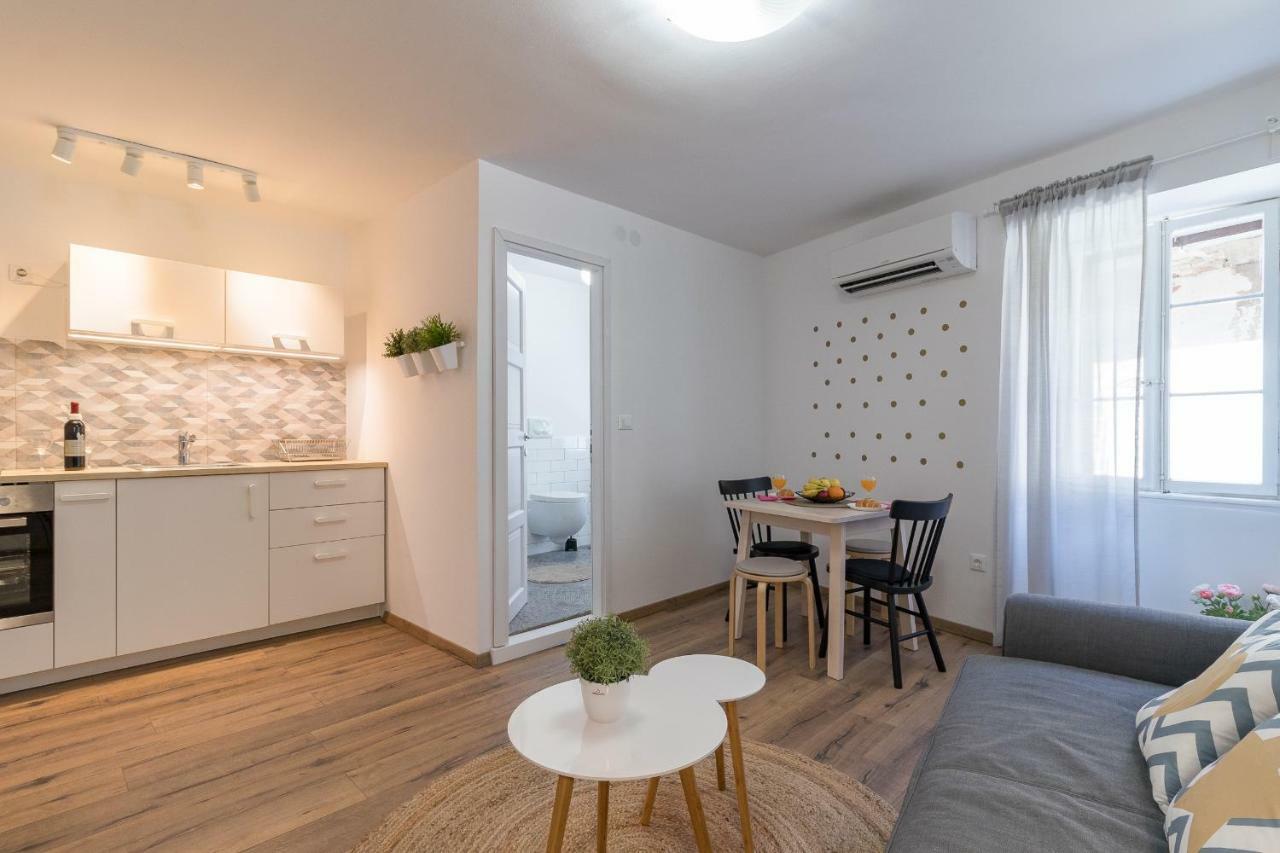 Central New Apartment Nonna Mara Rovigno Esterno foto