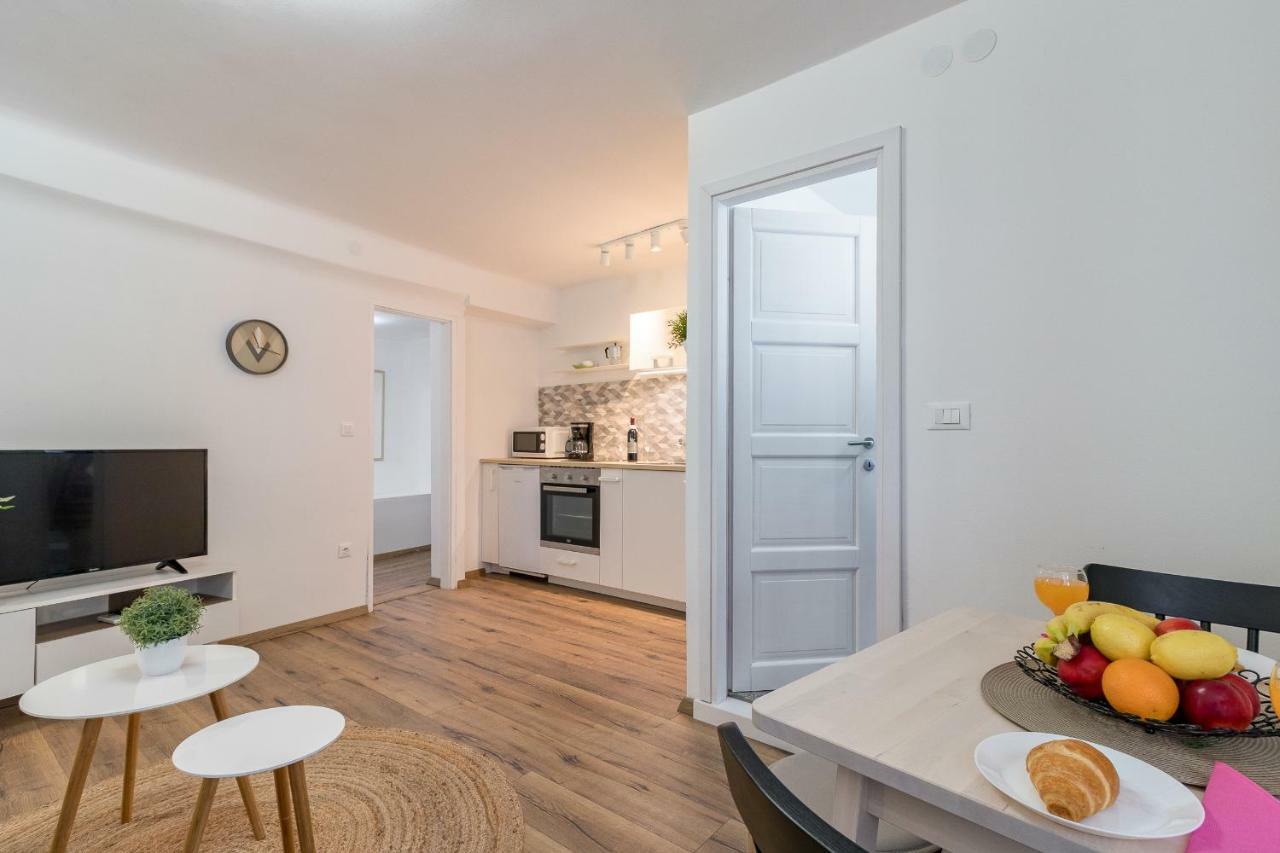 Central New Apartment Nonna Mara Rovigno Esterno foto